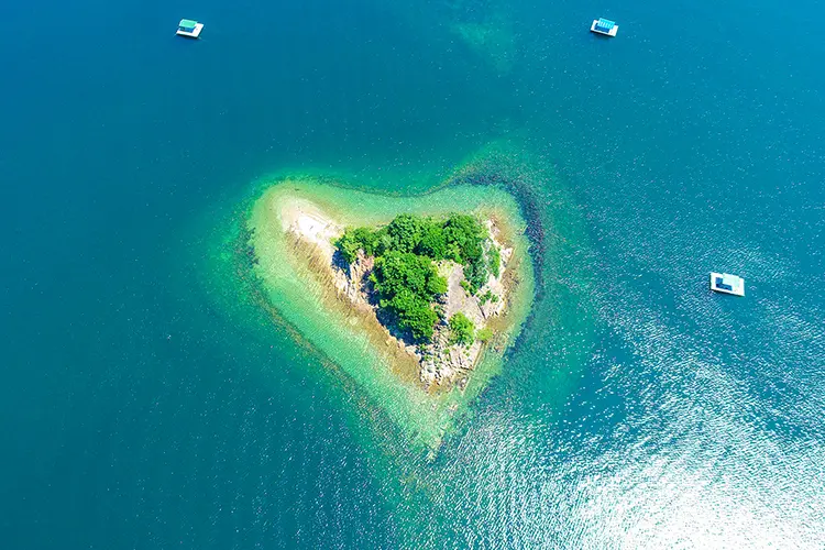 Four-way observation deck and heart-shaped island 