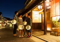 [จำกัดเฉพาะแขกของโรงแรม] เดินเล่นรอบเมืองยามค่ำคืนพร้อมถือโคมไฟ (Kurashiki Bikan Historical Quarter [ย่าน])