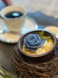 Flower dimples in the flower shibori