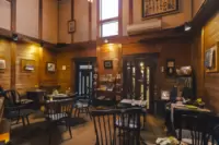 藏之中画廊、曼林书店